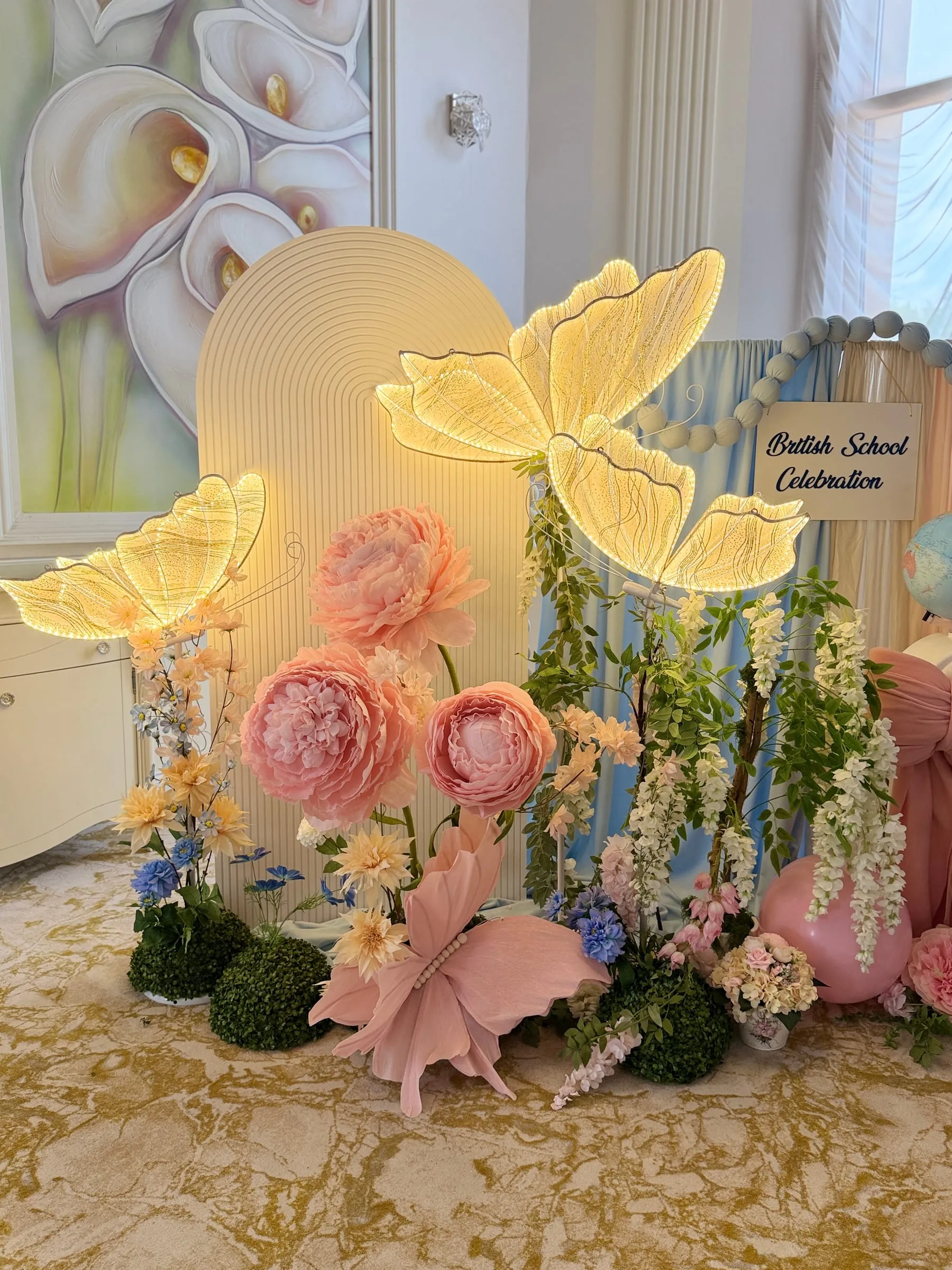 Arcadă cu fluturi luminoși și flori pastel