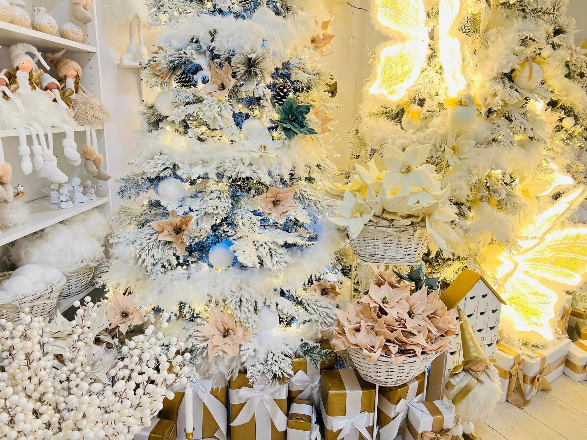 Brad de Crăciun alb cu ornamente aurii și fluturi luminoși