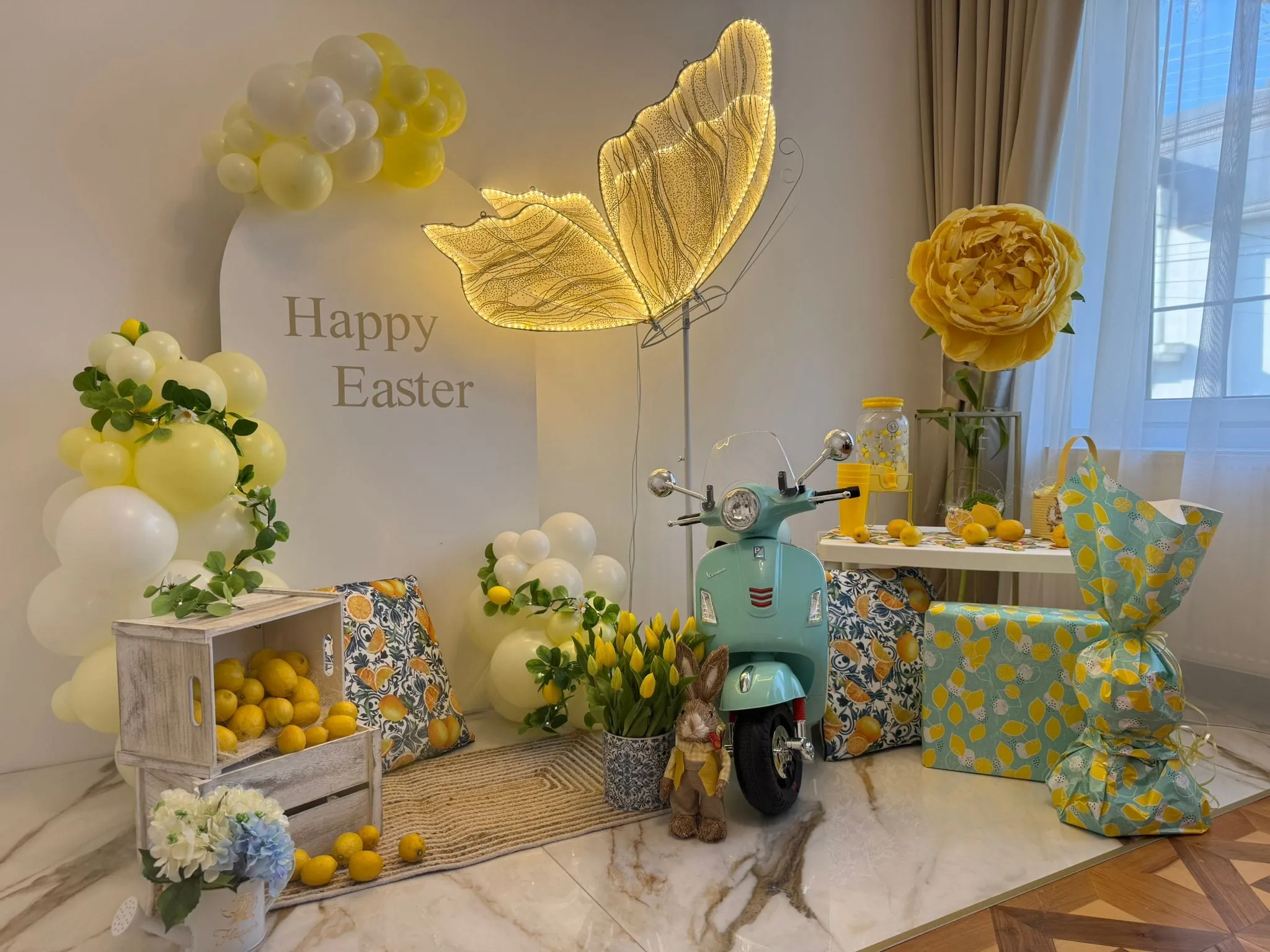 Photo corner „Happy Easter” cu fluture luminos, baloane și lămâi
