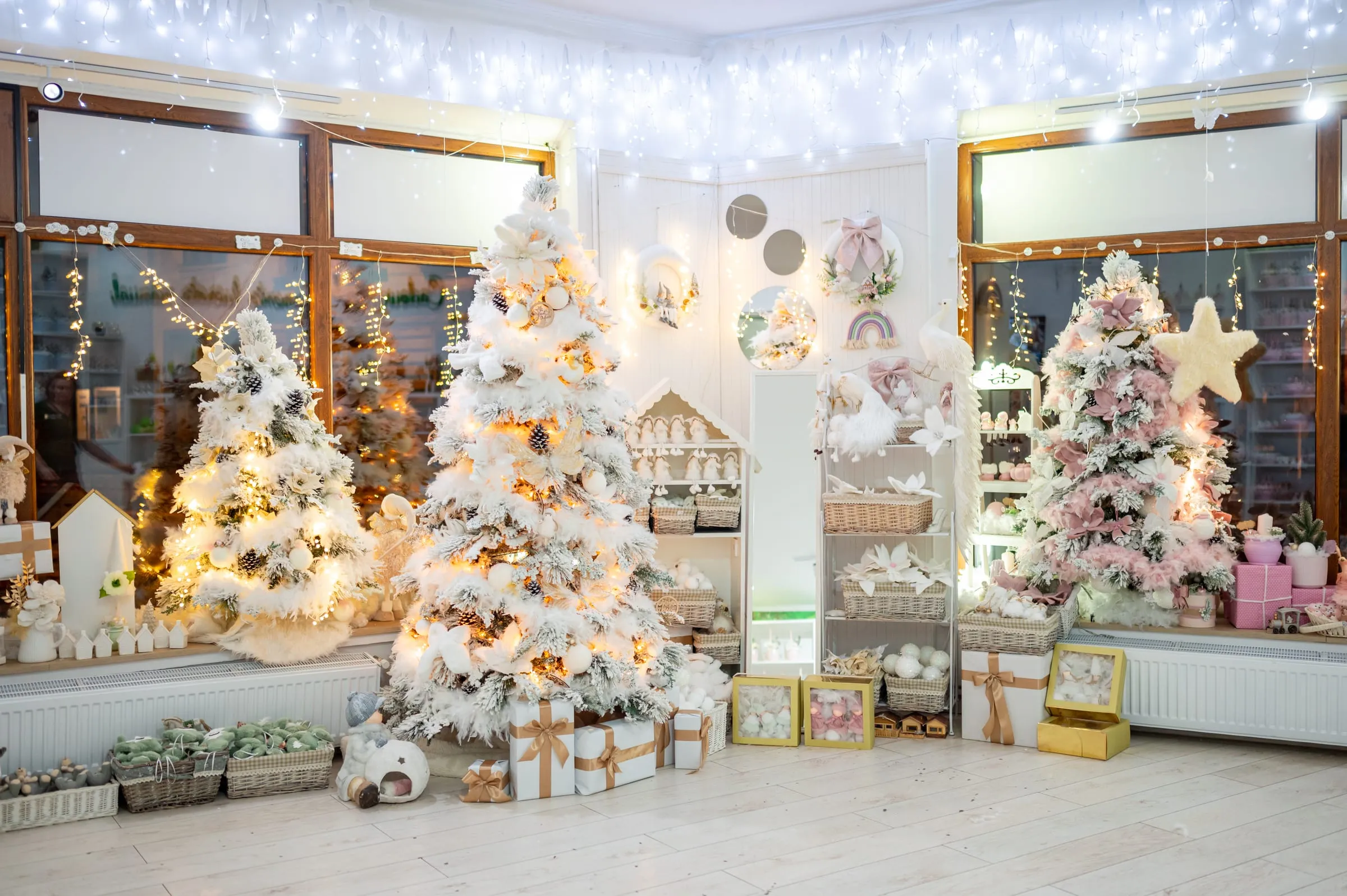Vitrina magazinului Vesel Fluturaș decorată de Crăciun, cu brazi albi și lumini